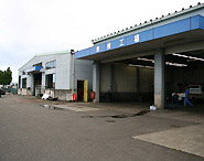 写真手前/車検工場・写真奥/鈑金塗装工場